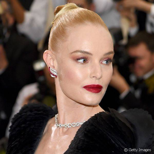Kate Bosworth escolheu a cor rosa para esfumar os olhos e vermelha para colorir os l?bios com o batom de textura cremosa. Nas sobrancelhas e na pele, o aspecto mais natural e menos marcado (Foto: Getty Images)
